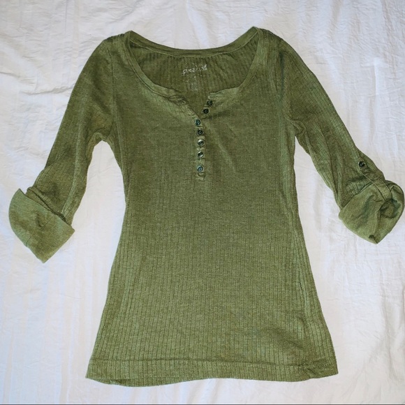 ❗️SOLD❗️ Green Quarter Length Sleeve Top - Picture 2 of 8